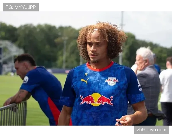 哈维·西蒙斯闪耀巴萨青训，新星崛起引多方关注