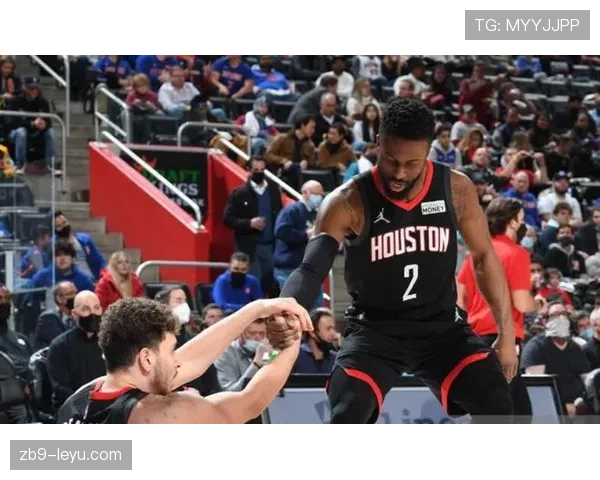 本·戈登无球跑动拉开空间，高效得分改变替补席火力结构